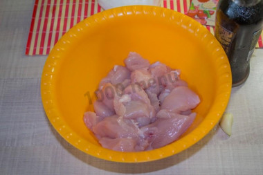 Рецепт - Наггетсы из филе курицы во фритюре - Шаг 3 -  Нарезанное филе лучше немного замариновать - так оно будет сочным и ароматным