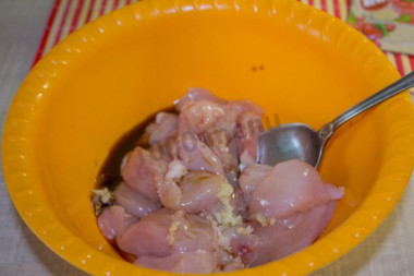 Рецепт - Наггетсы из филе курицы во фритюре - Шаг 4 -  Для этого к филе добавляем соевый соус и выдавливаем чеснок. Оставляем мариноваться минимум на 30 минут, но можно и дольше, к примеру, оставить на ночь