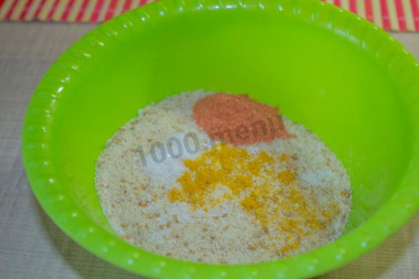 Рецепт - Наггетсы из филе курицы во фритюре - Шаг 6 -  Тем более, что приготовить ее очень просто: достаточно смешать панировочные сухари, немного соли, куркуму и паприку. По желанию можно добавить чуть-чуть острого красного перца, но у меня дети обожают наггетсы, поэтому я перец не добавляла. Кстати, панировочные сухари я тоже готовлю самостоятельно - просто подсушиваю несвежий хлеб или батон, а затем измельчаю в блендере. Очень удобно и экономно!