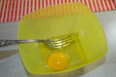 Рецепт - Наггетсы из филе курицы во фритюре - Шаг 7 -  В отдельной посуде взбиваем яйцо