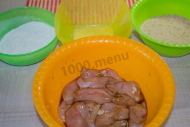 Рецепт - Наггетсы из филе курицы во фритюре - Шаг 8 -  Когда филе у нас замариновалось, можно приступать к панировке наггетсов