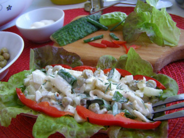 Салат из консервированных кальмаров с горошком и яйцом