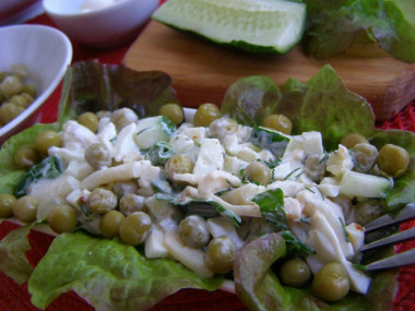 Салат из консервированных кальмаров с горошком и яйцом