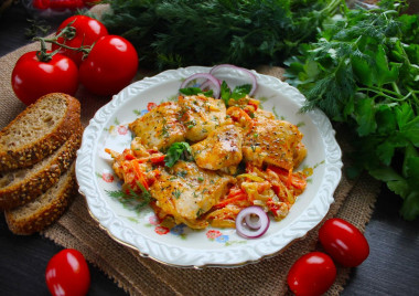 Пангасиус с овощами и сметаной на сковороде