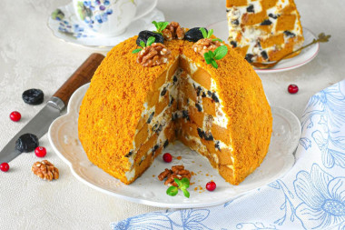 Медовик с грецкими орехами и черносливом