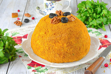 Медовик с грецкими орехами и черносливом