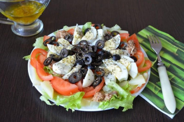 Рыбный салат Нисуаз с черными маслинами и куриными яйцами