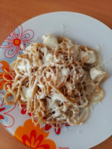 спагетти с курицей, сметаной и сыром