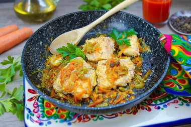 Треска тушеная с луком и морковью на сковороде