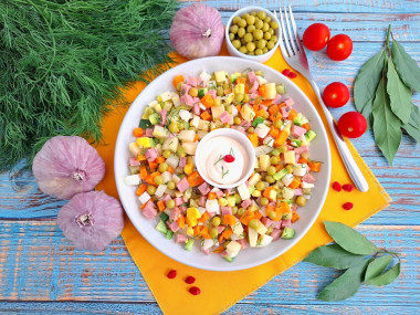 Салат оливье с ветчиной классический