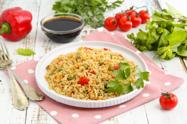 Рис с овощами и соевым соусом на сковороде