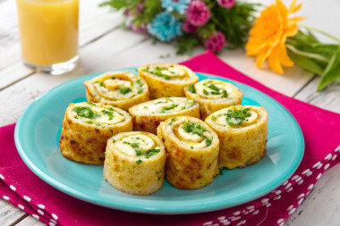 Яичный рулет с сыром и зеленью