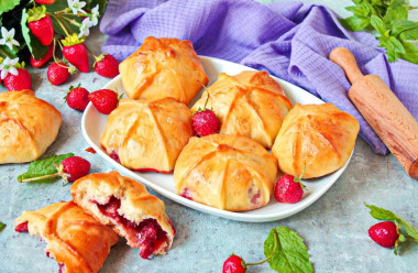 Пирожки с клубникой в духовке