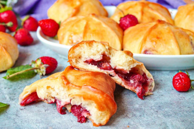 Пирожки с клубникой в духовке