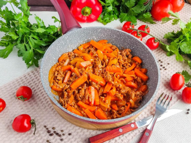 Фарш с морковью и луком на сковороде