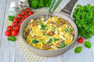 Спагетти с курицей и грибами в сливочном соусе