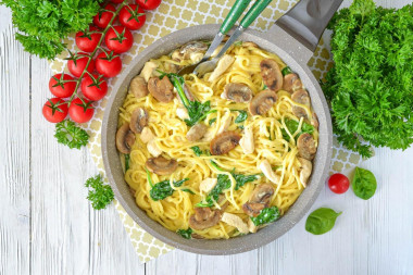 Спагетти с курицей и грибами в сливочном соусе