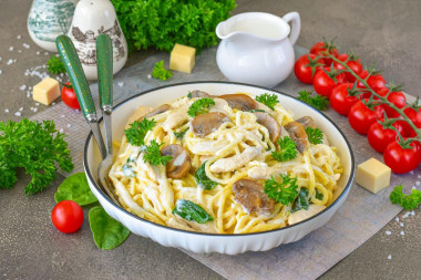 Спагетти с курицей и грибами в сливочном соусе