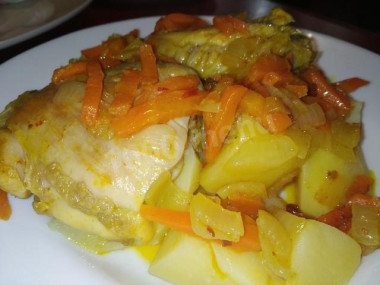 Жареная курица с куркумой и морковью.