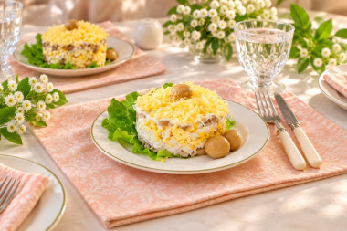 Салат курица с грибами и сыром слоями