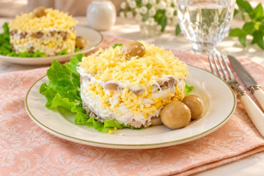 Салат курица с грибами и сыром слоями