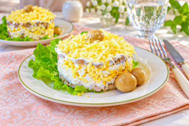 Салат курица с грибами и сыром слоями