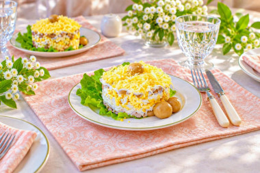 Салат курица с грибами и сыром слоями