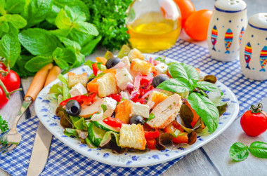 Греческий салат с сухариками и курицей