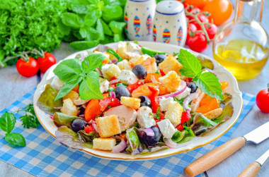 Греческий салат с сухариками и курицей