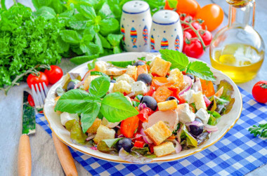 Греческий салат с сухариками и курицей
