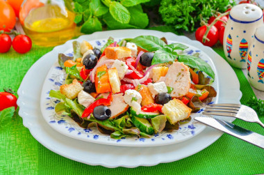 Греческий салат с сухариками и курицей