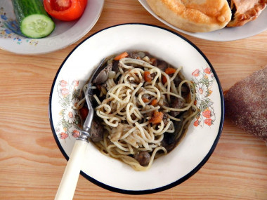 Куриная печень с луком и морковью в сметанном соусе