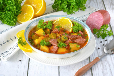 Солянка с копченой колбасой
