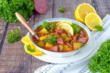 Солянка с копченой колбасой