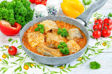 Минтай с морковью и луком на сковороде