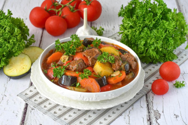 Мясо тушеное с баклажанами