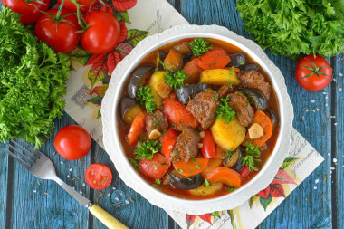 Мясо тушеное с баклажанами