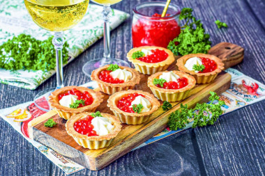 Тарталетки с сыром и икрой