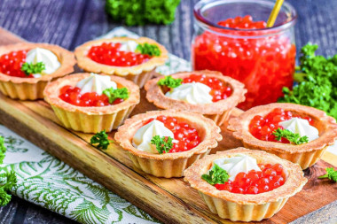 Тарталетки с сыром и икрой
