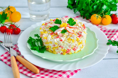 Салат с крабовыми палочками рисом и яйцом