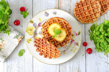 Венские вафли в вафельнице с творогом и бананом