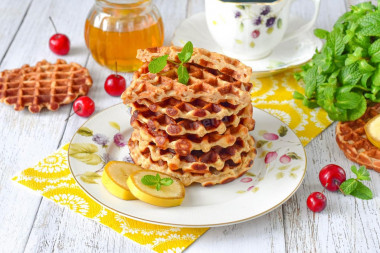 Венские вафли в вафельнице с творогом и бананом