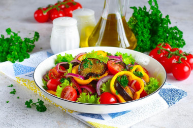 Теплый салат с баклажанами перцем болгарским и помидорами