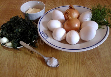 Рецепт - Салат из морской капусты плюс яйцо чеснок - Шаг 1 - Для создания данного салата нам потребуются следующие ингредиенты: сухая морская капуста, яйца, репчатый лук, чеснок, соль, майонез и веточки укропа для украшения.