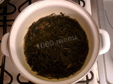 Рецепт - Салат из морской капусты плюс яйцо чеснок - Шаг 2 -  Сухую морскую капусту заливаем горячей водой и варим сорок минут.