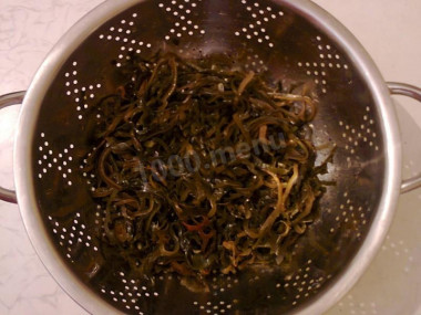 Рецепт - Салат из морской капусты плюс яйцо чеснок - Шаг 3 -  Откидываем на дуршлаг и промываем в холодной проточной воде.