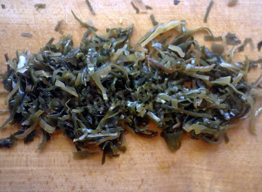 Рецепт - Салат из морской капусты плюс яйцо чеснок - Шаг 4 -  Готовую капусту разрезаем на полоски. длиной два-три сантиметра.