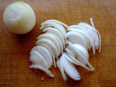 Рецепт - Салат из морской капусты плюс яйцо чеснок - Шаг 5 -  Лук режем тонкими полукольцами, солим. Немного разминаем его, чтобы показался сок. Отжимаем и кладем в миску, где будем смешивать салат.