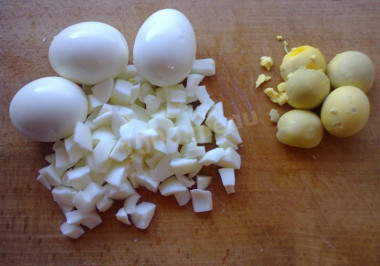 Рецепт - Салат из морской капусты плюс яйцо чеснок - Шаг 6 -  Яйца варим вкрутую. Чистим и отделяем желтки от белков. Белки нарезаем кубиками. Оставляем половинку одного белка яйца для украшения салата.