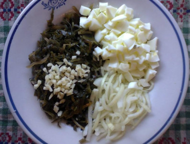 Рецепт - Салат из морской капусты плюс яйцо чеснок - Шаг 7 -  В глубокой миске смешиваем все ингредиенты. Туда же добавляем мелко нашинкованный чеснок. И заправляем майонезом.